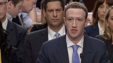 Bob Zuckerberg, tejiendo en las audiencias del Senado