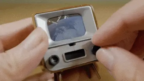 TV pequeño con pequeño control remoto