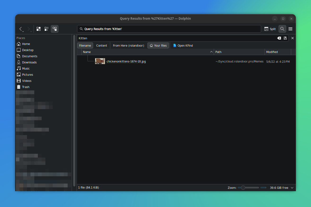 Dolphin en modo oscuro, demostrando una consulta de búsqueda de nombre de archivo simple