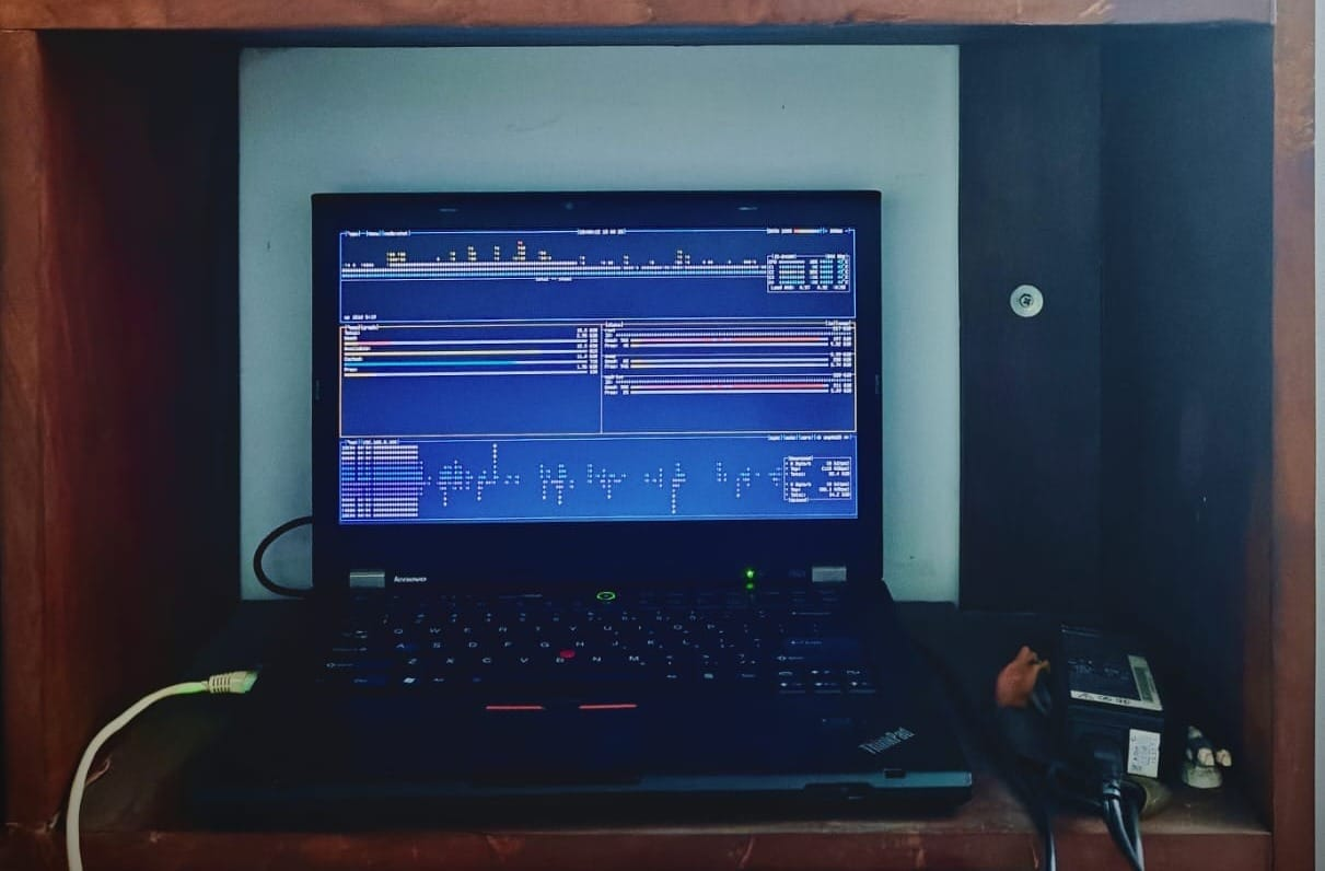 Laboratorio en casa ejecutándose en una computadora portátil vieja