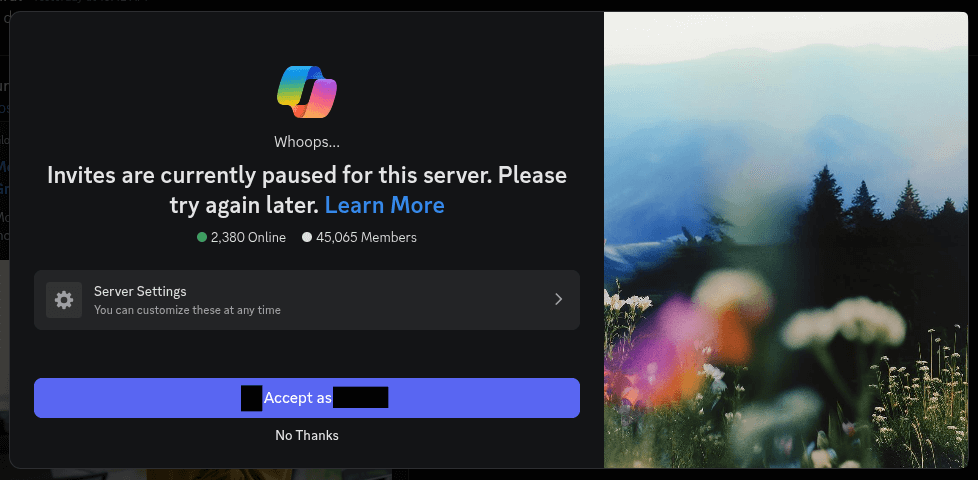 Esta captura de pantalla de Discord muestra que las invitaciones al servidor Microsoft Copilot están en pausa y se insta a los usuarios a intentarlo nuevamente más tarde.