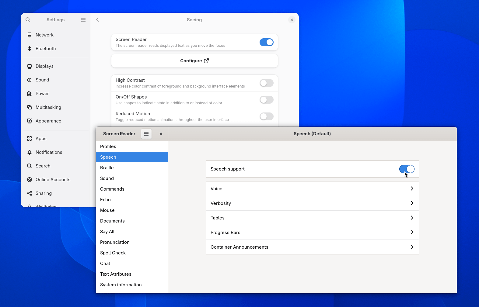 Aquí se muestran dos ventanas de aplicaciones, con la categoría Visualización en Configuración de accesibilidad en segundo plano y la pestaña Configuración de voz del lector de pantalla Orca en primer plano.