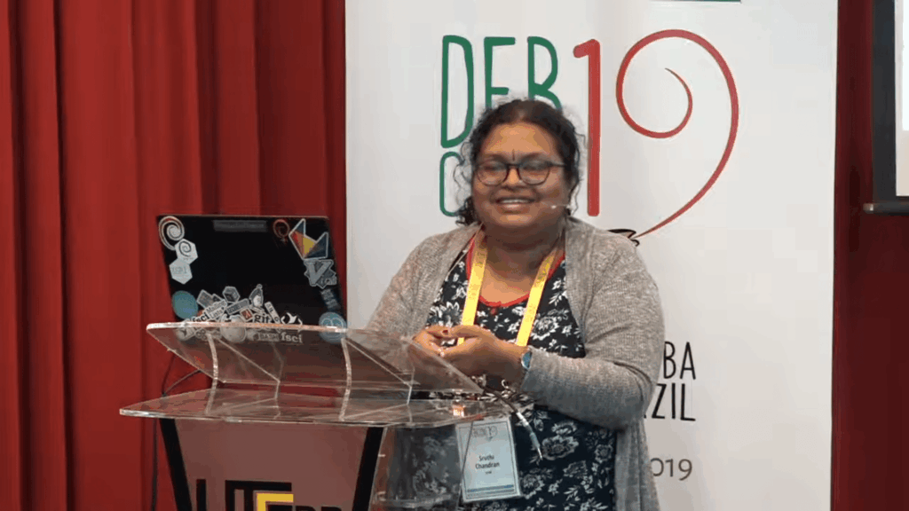 Sruthi Chandran hablando en Debconf 2019 Sruthi Chandran hablando en Debconf 2019