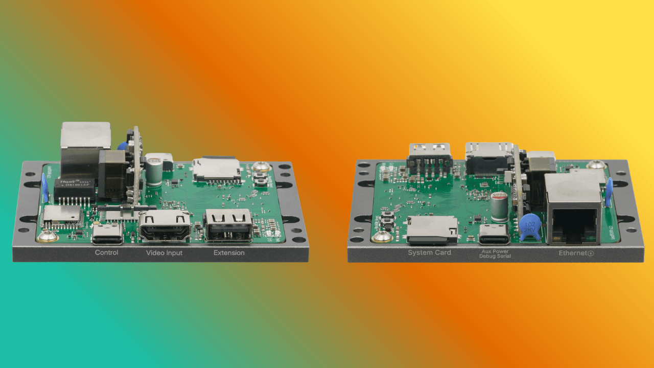 Hay dos imágenes de leafkvm que muestran el diseño interno desde dos ángulos sobre un fondo mixto verde/naranja/amarillo, la PCB verde es visible en ambas imágenes con varios puertos y placas esparcidos por todas partes.