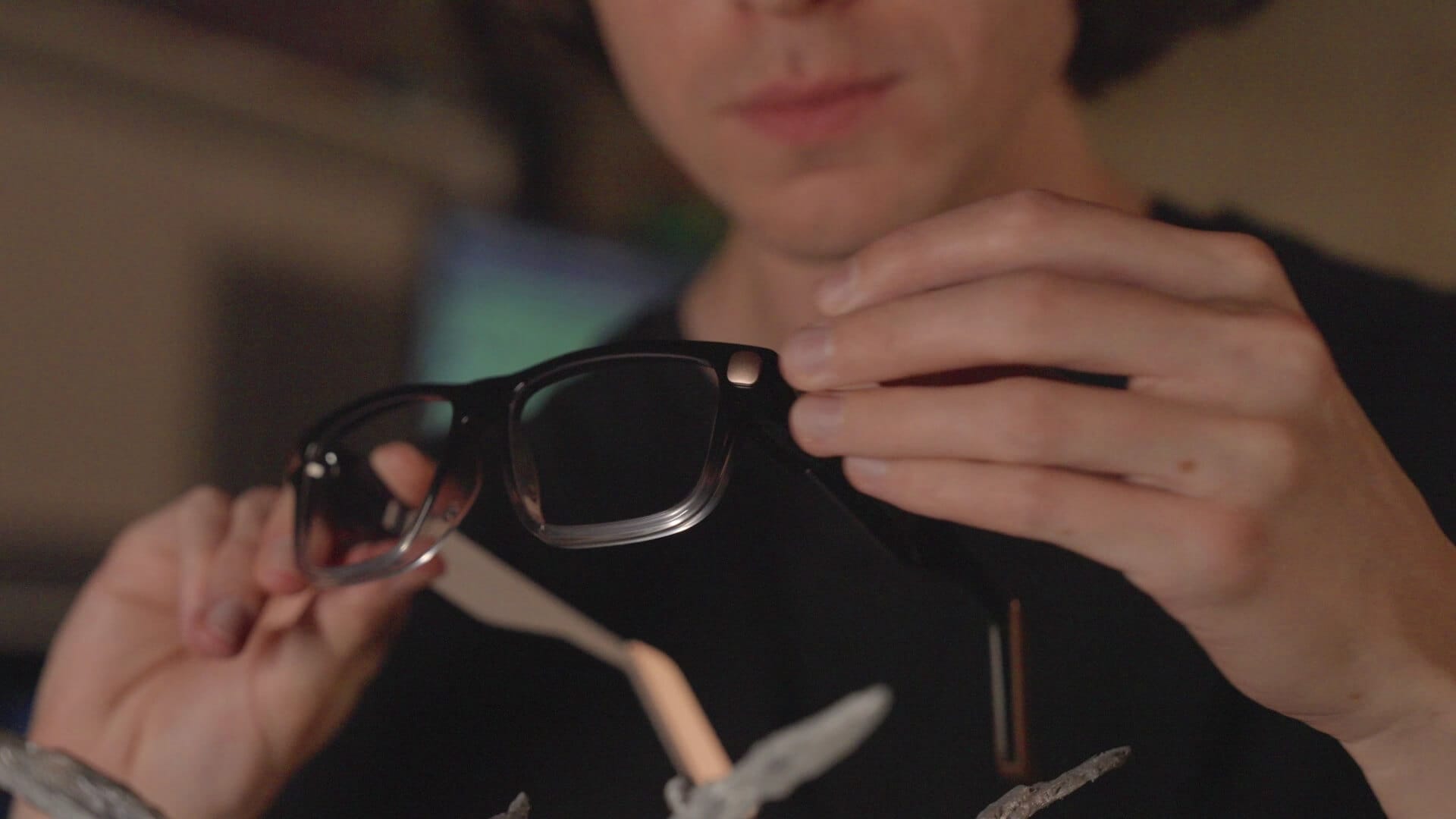 Esta foto muestra a una persona colocando la cubierta de la cámara en el Raven Prism Smart Glass