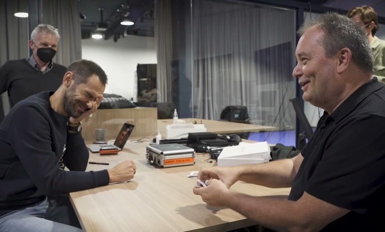 MagIA 2021 GAN utiliza cartas mágicas e hipnosis para explicar (pequeño); invitados especiales José Manuel y Calderón