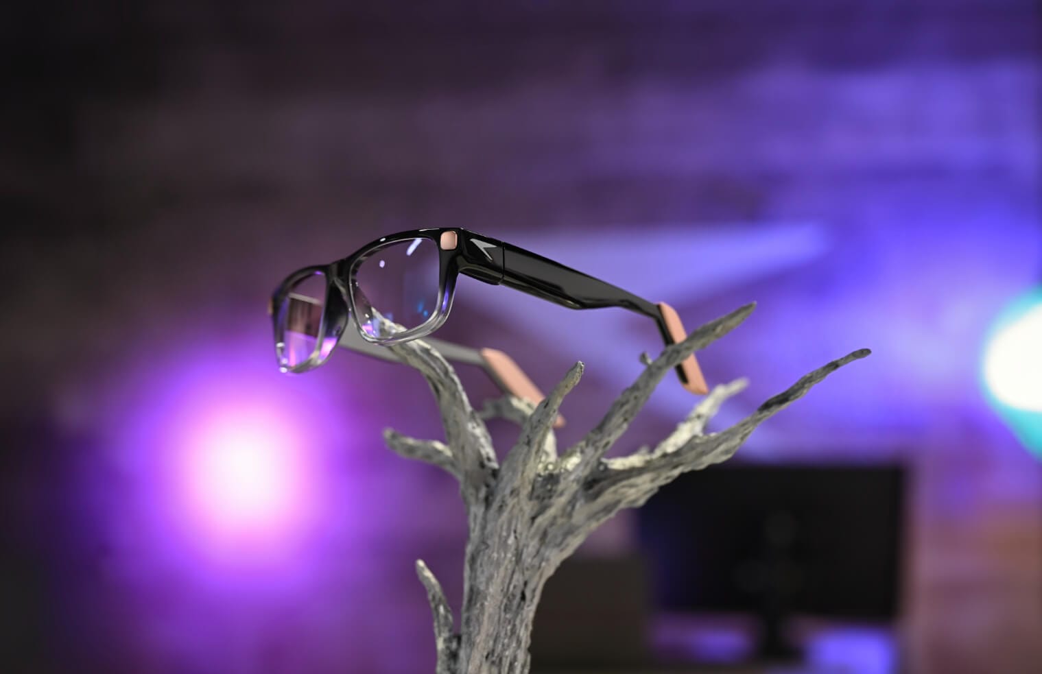 En el centro de esta imagen hay un Raven Prism Wisdom Glass colocado sobre un soporte de rama de árbol.
