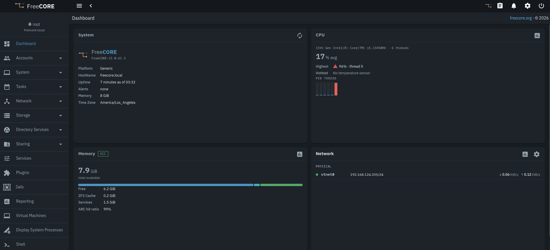 Interfaz de usuario web freecore estilo tablero, que muestra un menú de barra lateral y cuatro secciones principales que cubren indicadores de sistema, CPU, memoria y red.