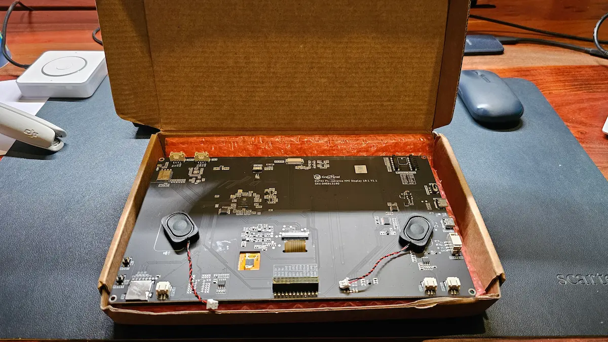 Elecrow CrowPanel mostrado en la caja